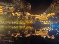 行走在峰林布依的光影里